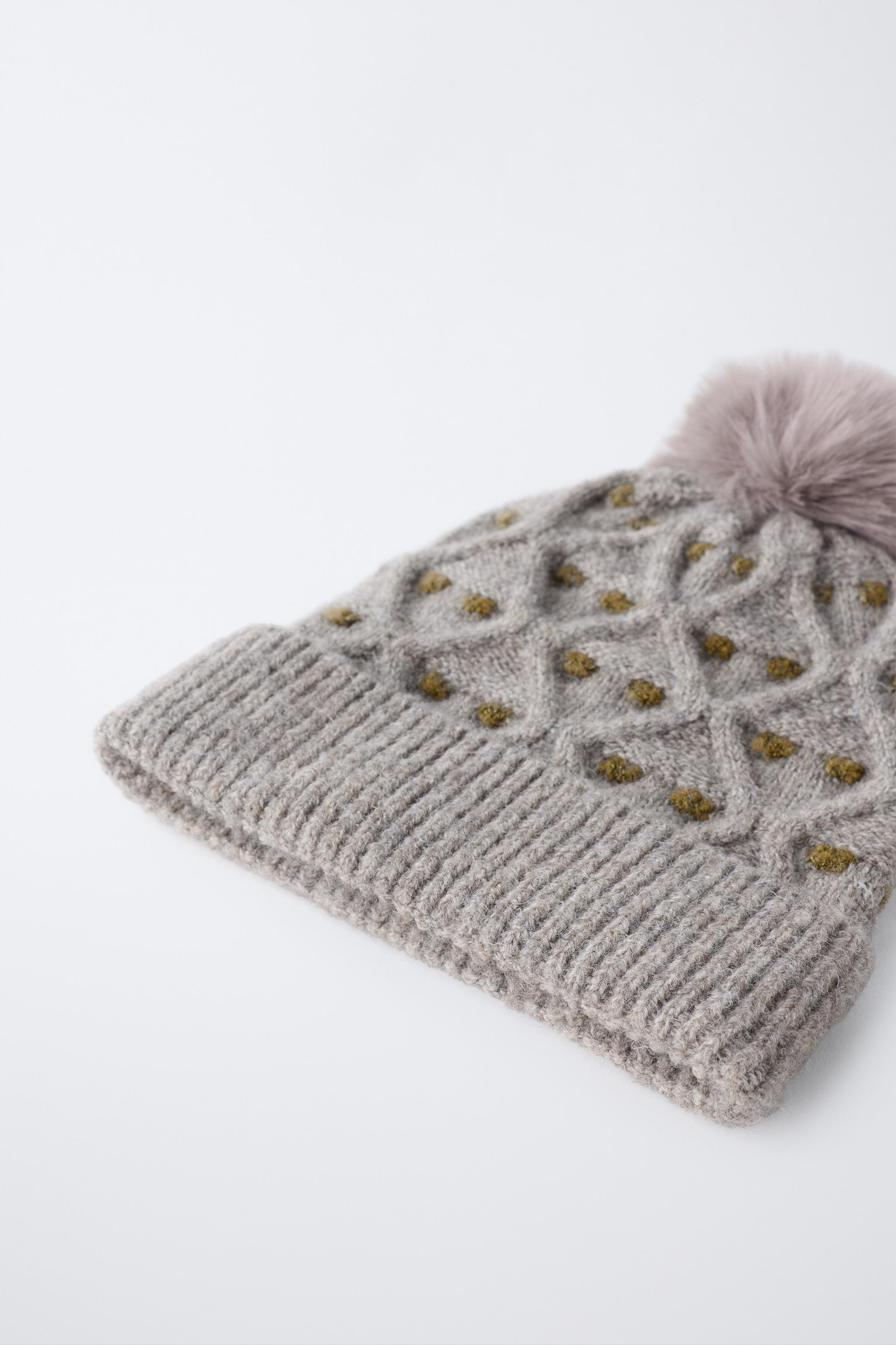BONNET EN MAILLE À POIS ET POMPON